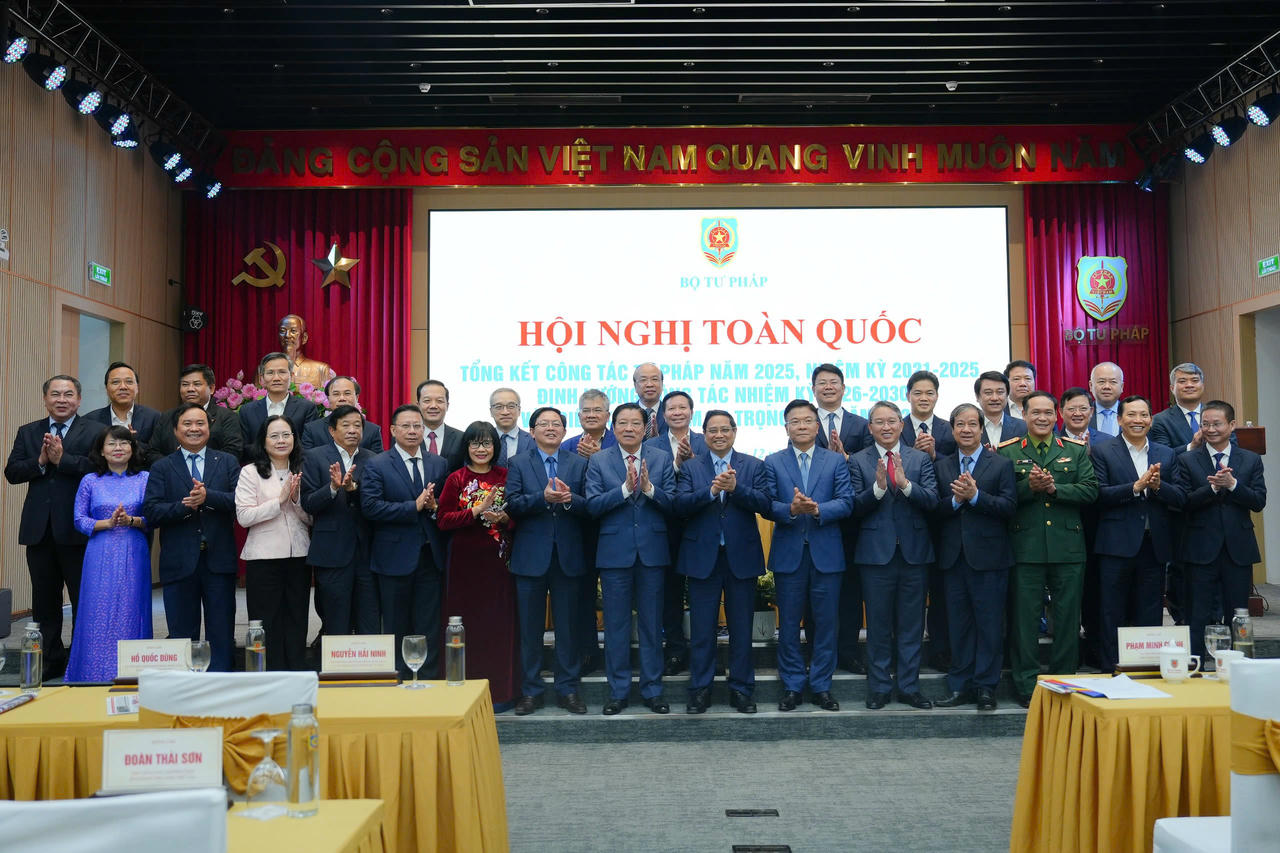 Thủ tướng Phạm Minh Ch&iacute;nh, Trưởng Ban Nội ch&iacute;nh Trung ương Phan Đ&igrave;nh Trạc, 2 Ph&oacute; Thủ tướng L&ecirc; Th&agrave;nh Long, Hồ Quốc Dũng c&ugrave;ng L&atilde;nh đạo Bộ Tư ph&aacute;p, l&atilde;nh đạo c&aacute;c Bộ, ng&agrave;nh, cơ quan Trung ương dự Hội nghị. (Ảnh: H.Giang)