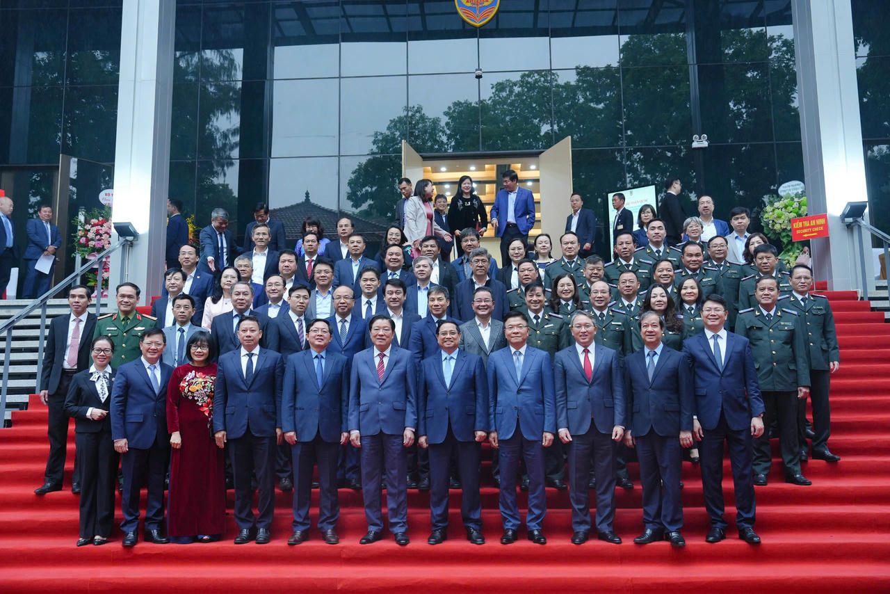 Thủ tướng Phạm Minh Ch&iacute;nh, Trưởng Ban Nội ch&iacute;nh Trung ương Phan Đ&igrave;nh Trạc, 2 Ph&oacute; Thủ tướng L&ecirc; Th&agrave;nh Long, Hồ Quốc Dũng c&ugrave;ng L&atilde;nh đạo Bộ Tư ph&aacute;p v&agrave; c&aacute;c đại biểu dự Hội nghị. (Ảnh: P.Mai)