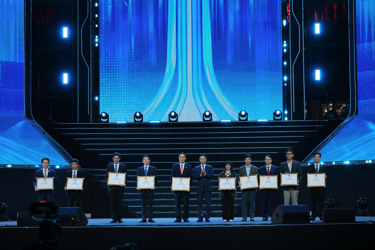 Bộ trưởng Khoa học v&agrave; C&ocirc;ng nghệ Nguyễn Mạnh H&ugrave;ng trao bằng khen cho c&aacute;c địa phương. (Ảnh: Bộ KH&amp;amp;amp;CN)