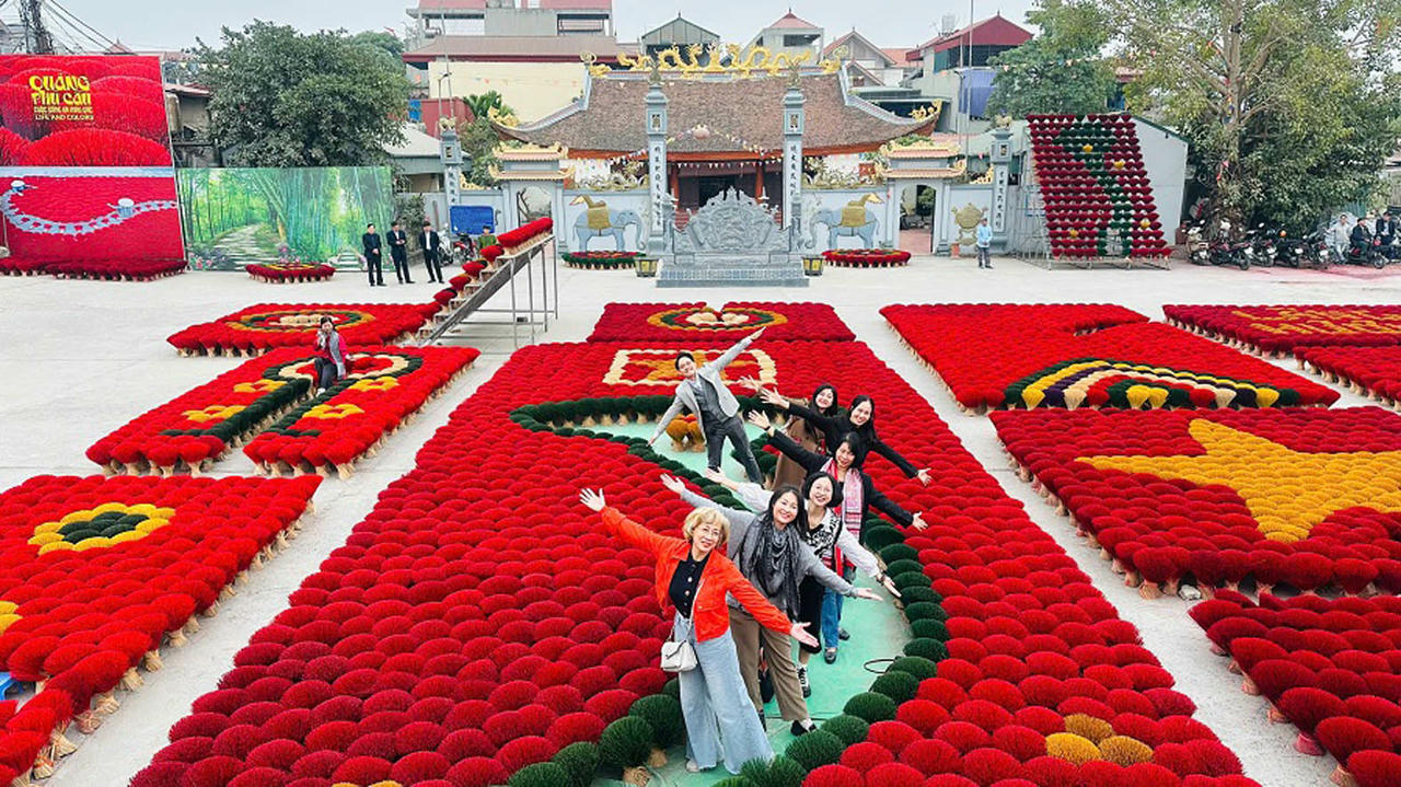 Kh&aacute;ch du lịch check in ở điểm trưng b&agrave;y tăm hương Quảng Ph&uacute; Cầu. (Ảnh: Linh T&acirc;m)