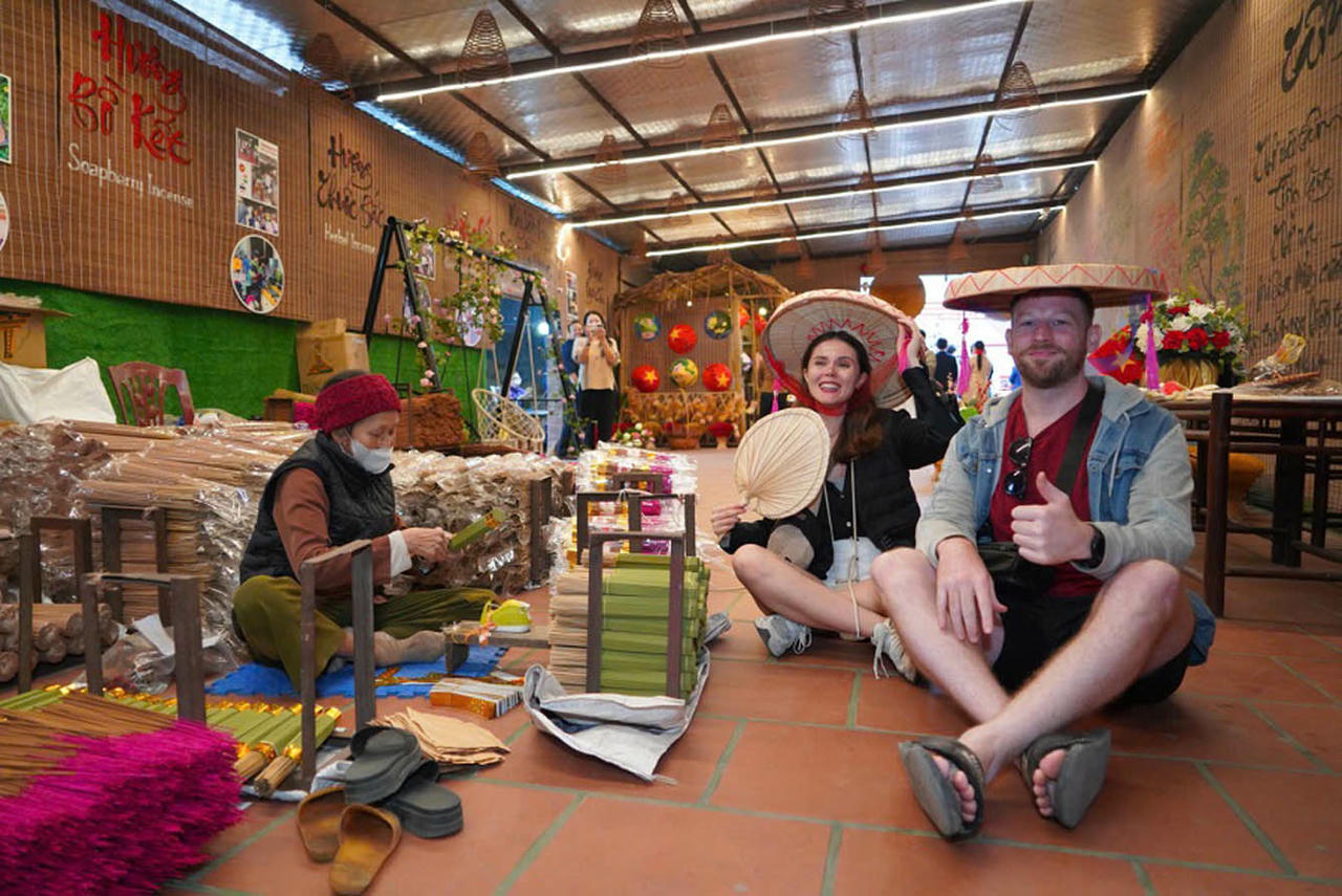 Kh&aacute;ch du lịch quốc tế th&iacute;ch th&uacute; với trải nghiệm tại l&agrave;ng nghề. (Ảnh: Linh T&acirc;m)