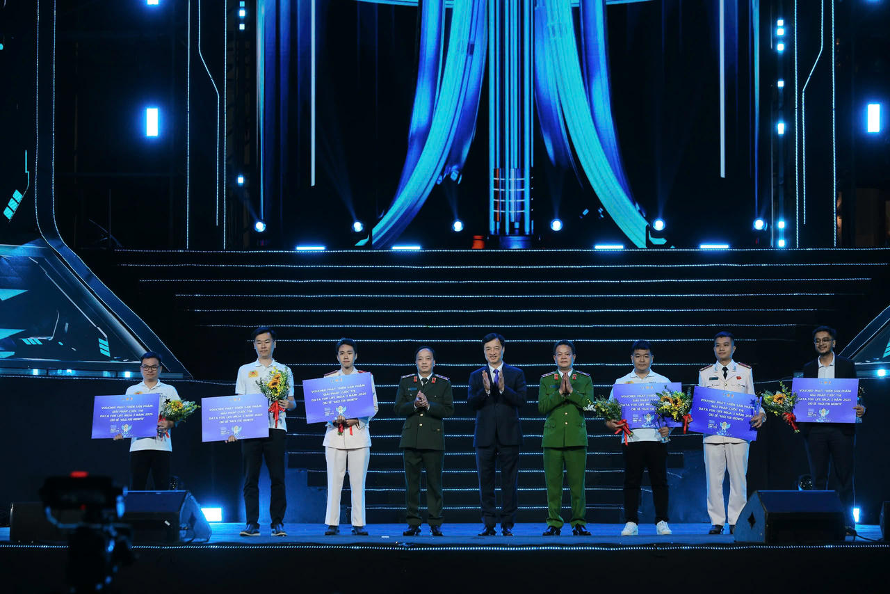 L&atilde;nh đạo trung ương, ban tổ chức trao kỷ niệm chương, voucher hỗ trợ cho c&aacute;c đội đoạt giải Cuộc thi Data for Life m&ugrave;a ba tại lễ khai mạc Techfest Việt Nam 2025&amp;amp;nbsp;