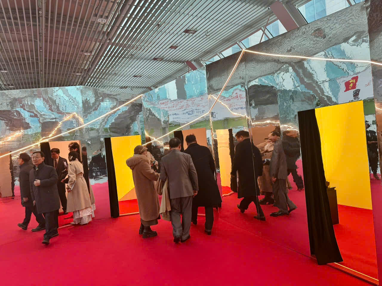 Hình ảnh Hồ Ch&iacute; Minh qua nghệ thuật &aacute;nh s&aacute;ng trong kh&ocirc;ng gian nghị viện H&agrave;n Quốc