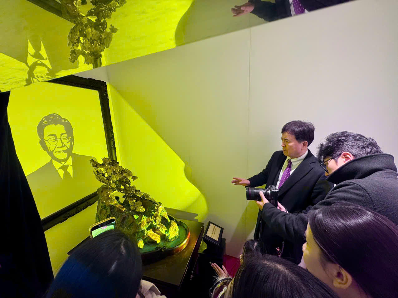 Hàng trăm lượt khách tham quan các tác ph&acirc;̉m đi&ecirc;u khắc bằng ánh sáng ch&acirc;n dung H&ocirc;̀ Chí Minh và t&ocirc;̉ng th&ocirc;́ng Hàn Qu&ocirc;́c