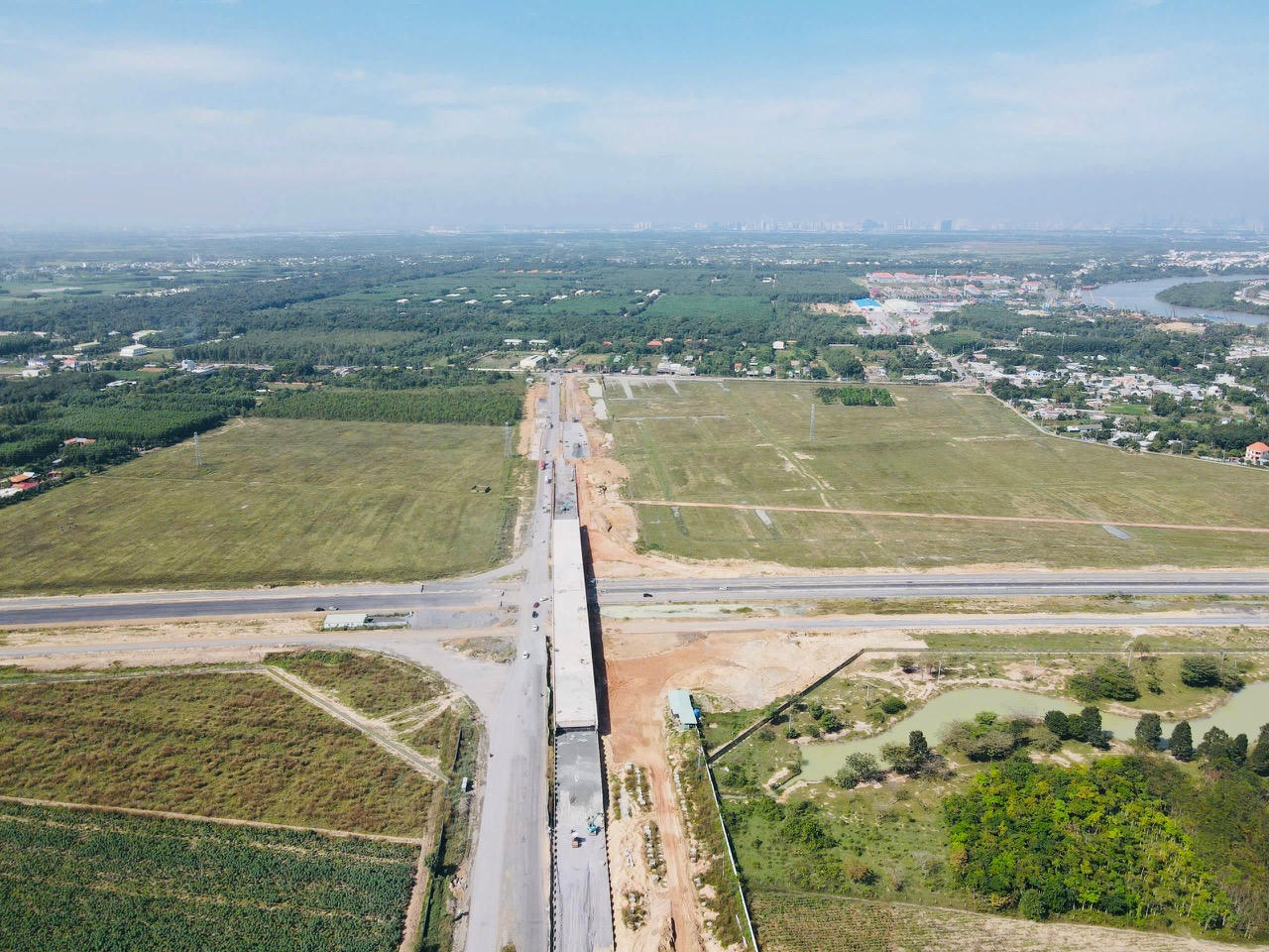 Khi ho&agrave;n th&agrave;nh, hai tuyến 25B, 25C tạo trục giao th&ocirc;ng xương sống, r&uacute;t ngắn thời gian di chuyển từ s&acirc;n bay Long Th&agrave;nh về TP.HCM, T&acirc;y Ninh.