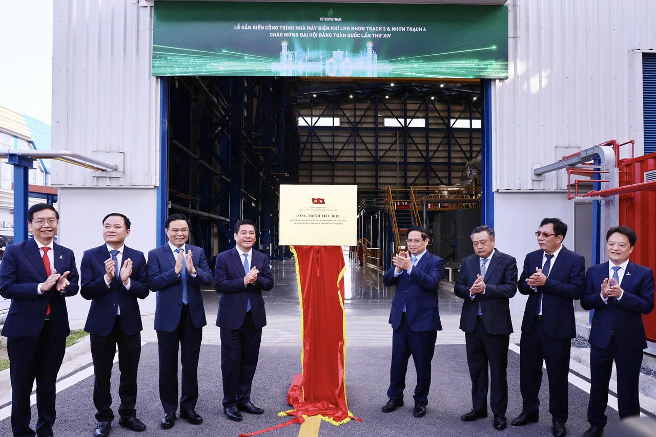 Thủ tướng Ch&iacute;nh phủ Phạm Minh Ch&iacute;nh v&agrave; c&aacute;c đại biểu thực hiện gắn biển c&ocirc;ng tr&igrave;nh ti&ecirc;u biểu ch&agrave;o mừng Đại hội Đảng to&agrave;n quốc lần thứ XIV. Ảnh