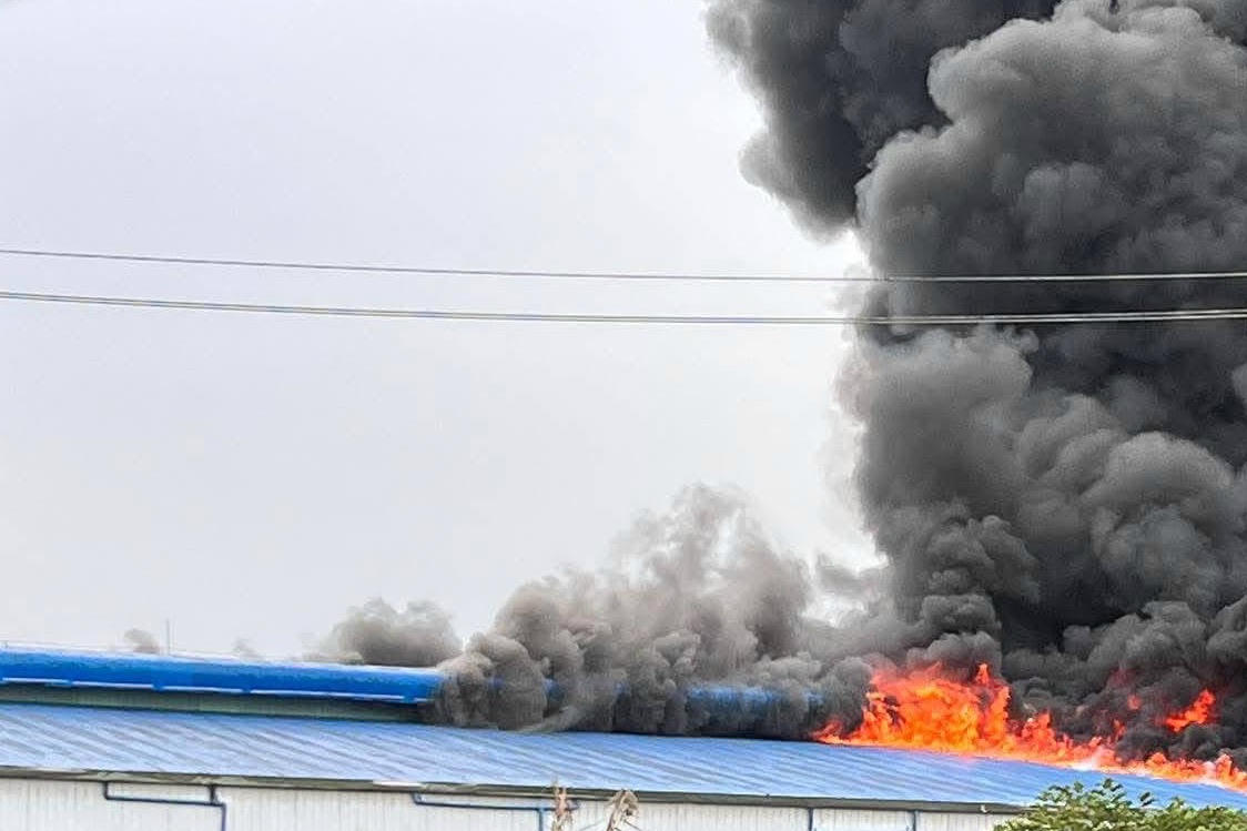 To&agrave;n bộ khu vực nh&agrave; xưởng bị lửa ch&aacute;y lan trong thời gian ngắn