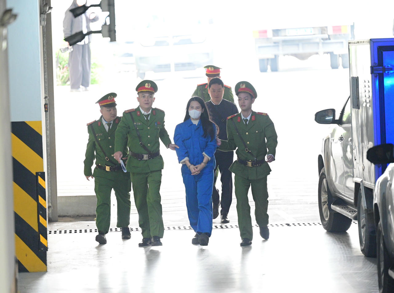 Dẫn giải bị c&aacute;o v&agrave;o ph&ograve;ng x&eacute;t xử.