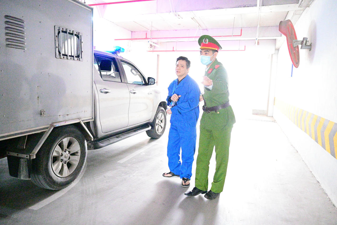 Dẫn giải bị c&aacute;o v&agrave;o ph&ograve;ng x&eacute;t xử.