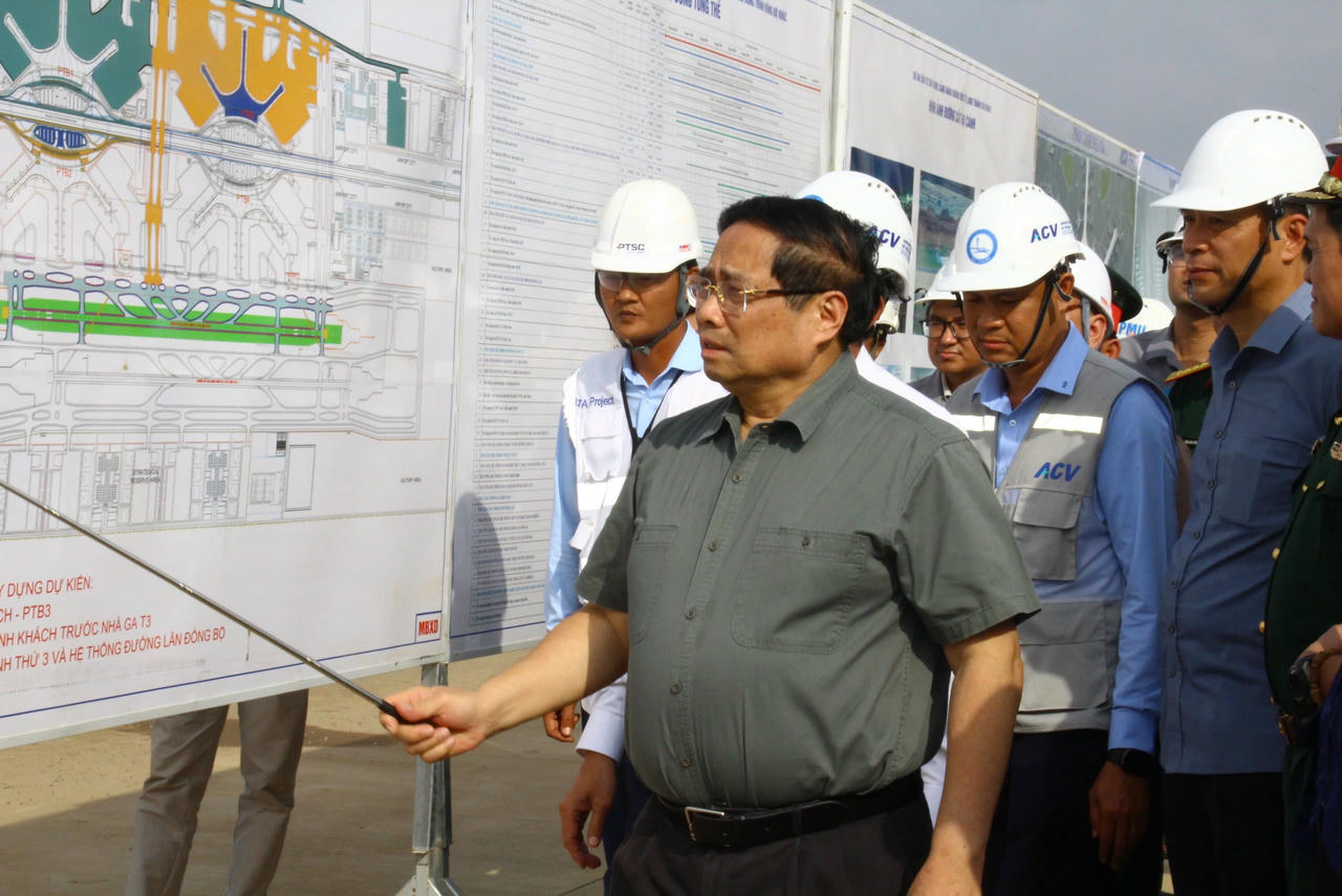 Thủ tướng Phạm Minh Ch&iacute;nh kiểm tra một số dự &aacute;n đường cao tốc, đường kết nối với s&acirc;n bay.