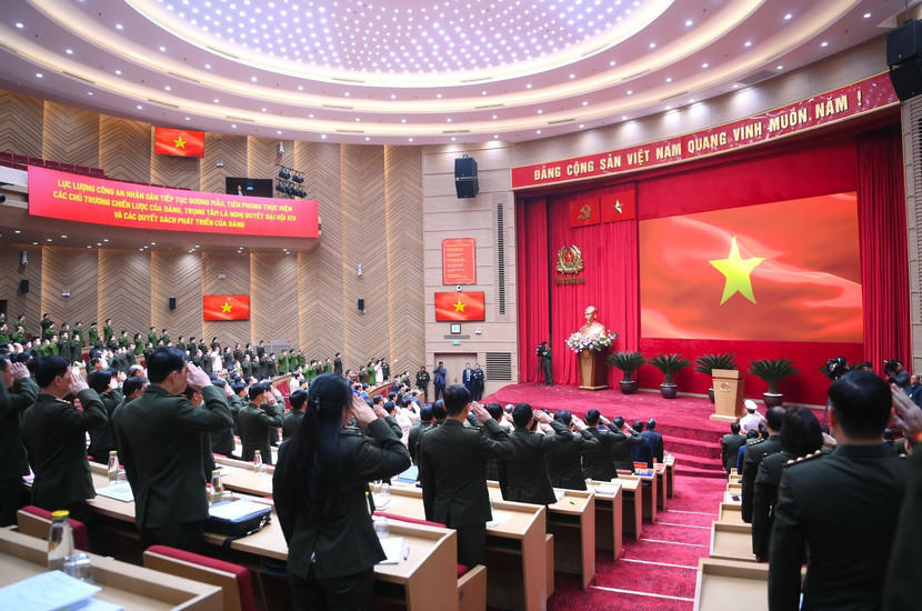 C&aacute;c đại biểu thực hiện nghi thức Ch&agrave;o cờ