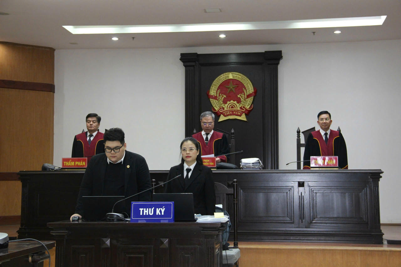 HĐXX phi&ecirc;n t&ograve;a ph&uacute;c thẩm.