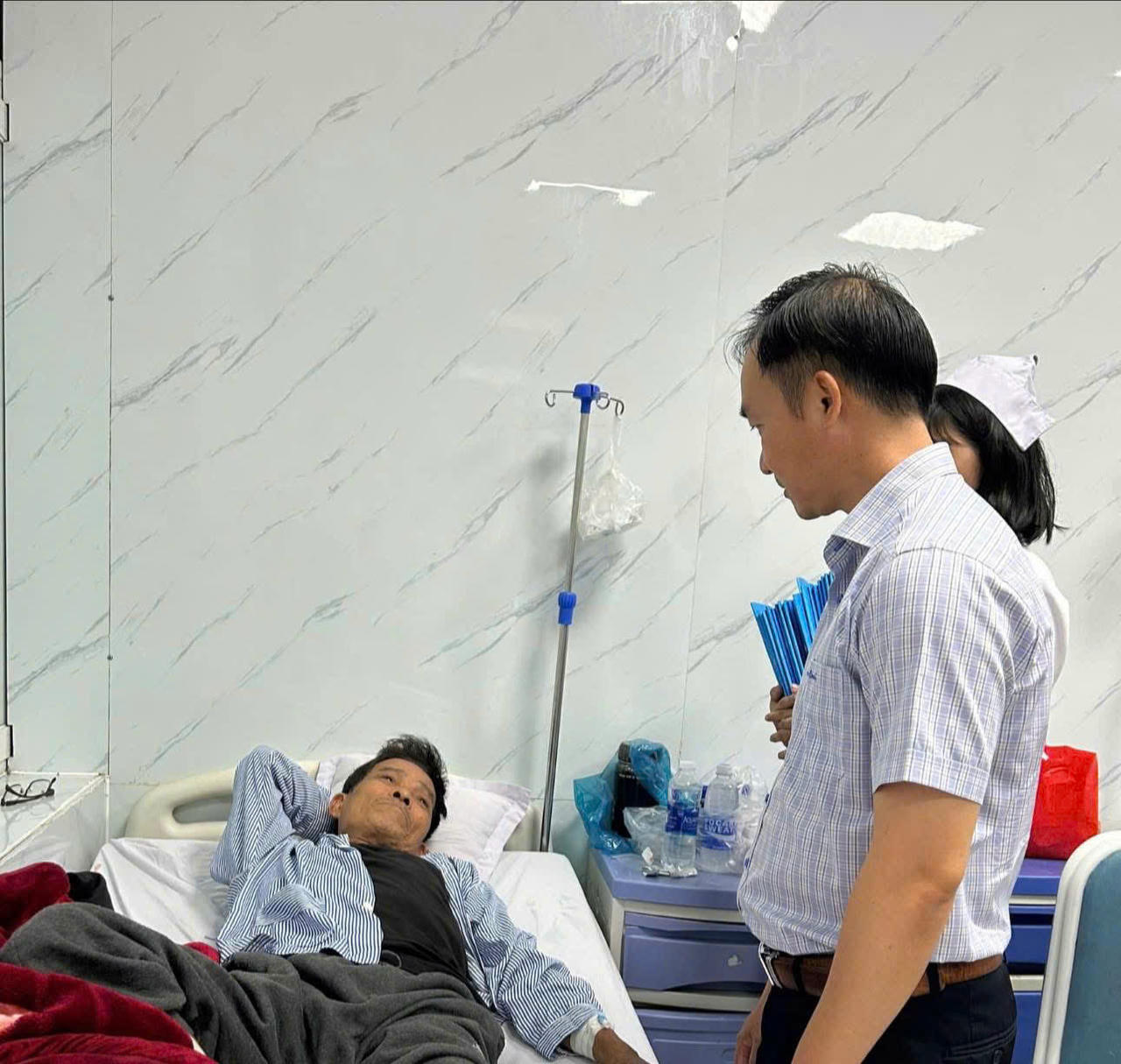 C&aacute;c lực lượng chức năng thăm hỏi nạn nh&acirc;n bị ngộ độc phải nhập viện điều trị sau khi ăn b&aacute;nh m&igrave; Hồng V&acirc;n