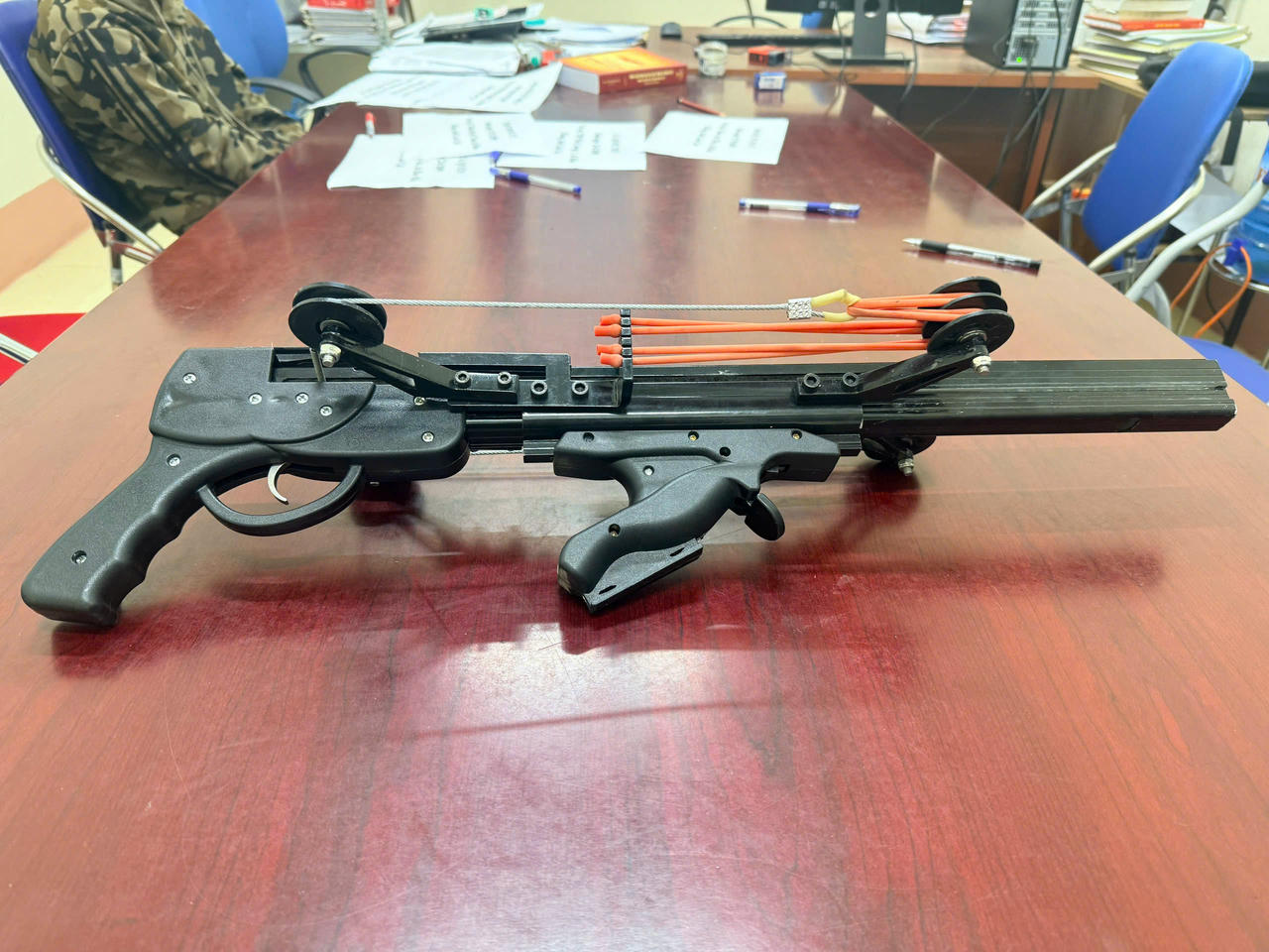 Khẩu s&uacute;ng cao su bắn đạn bi sắt gắn đ&egrave;n laser T&uacute; cầm quay clip đăng l&ecirc;n mạng x&atilde; hội