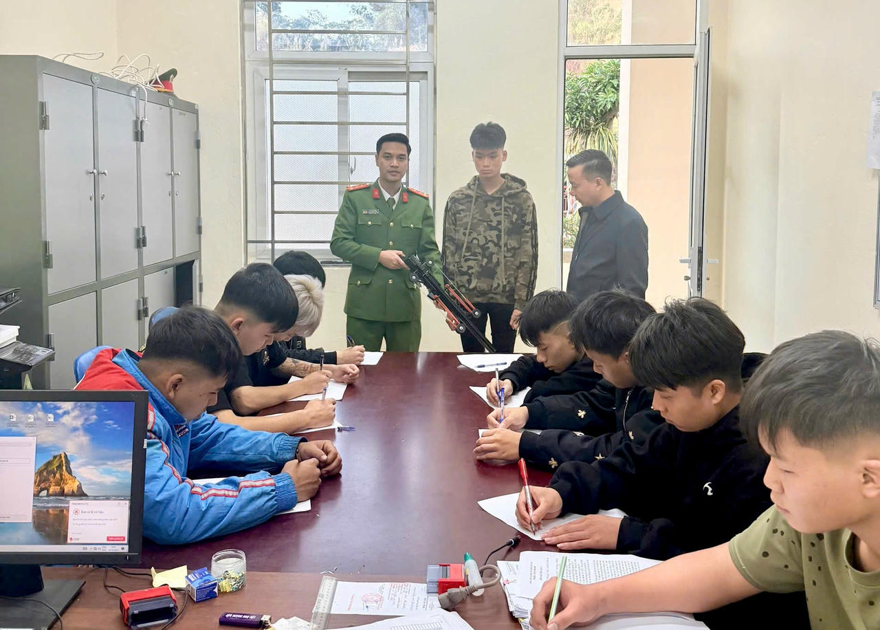 Phạm Trọng T&uacute; (đứng giữa) c&ugrave;ng tang vật bị thu giữ tại trụ sở C&ocirc;ng an x&atilde; Bảo H&agrave;