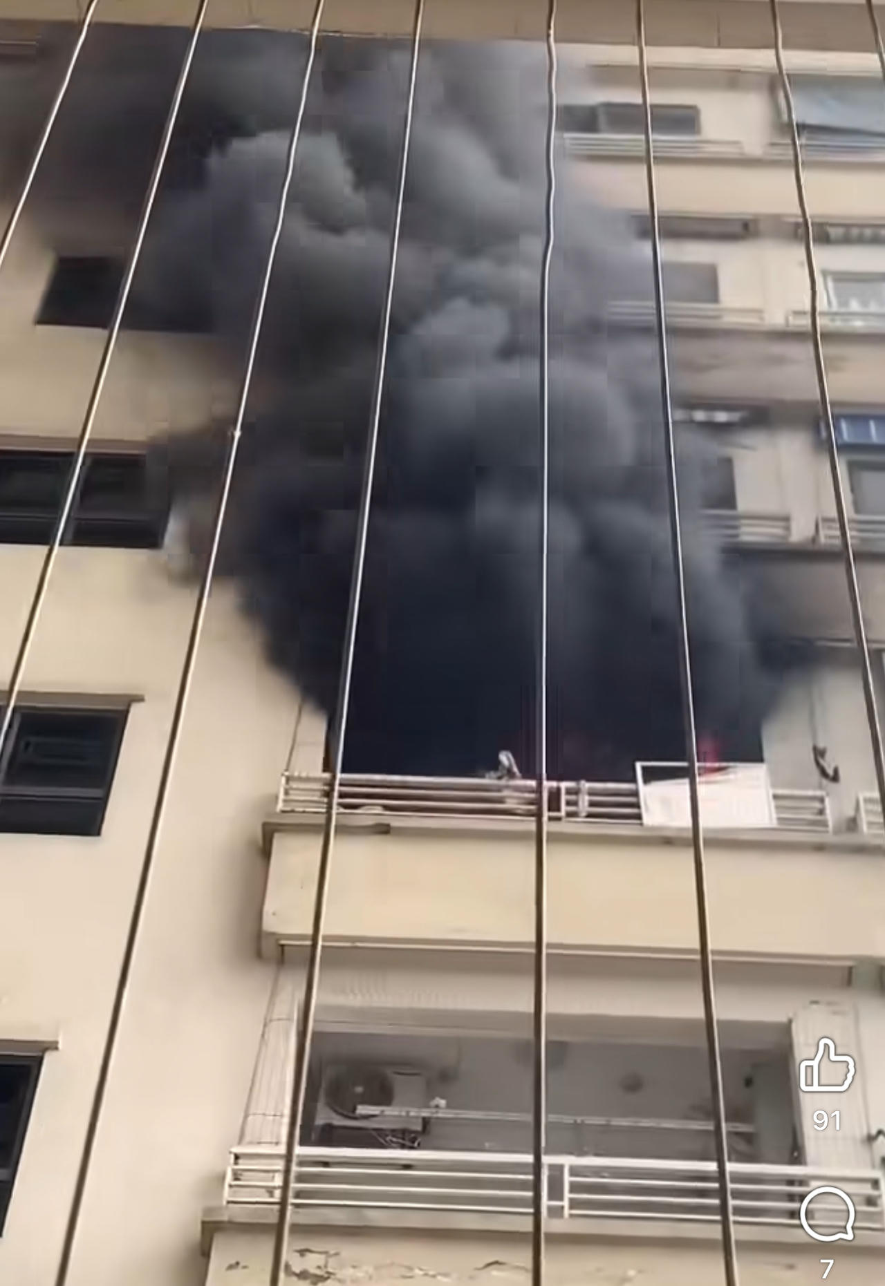 Cột kh&oacute;i đen ng&ograve;m bốc l&ecirc;n từ đ&aacute;m ch&aacute;y (Ảnh cắt từ clip)