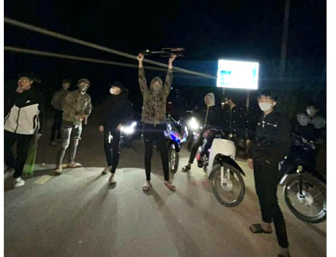 H&igrave;nh ảnh được cắt từ video c&aacute;c đối tượng đăng l&ecirc;n mạng x&atilde; hội.