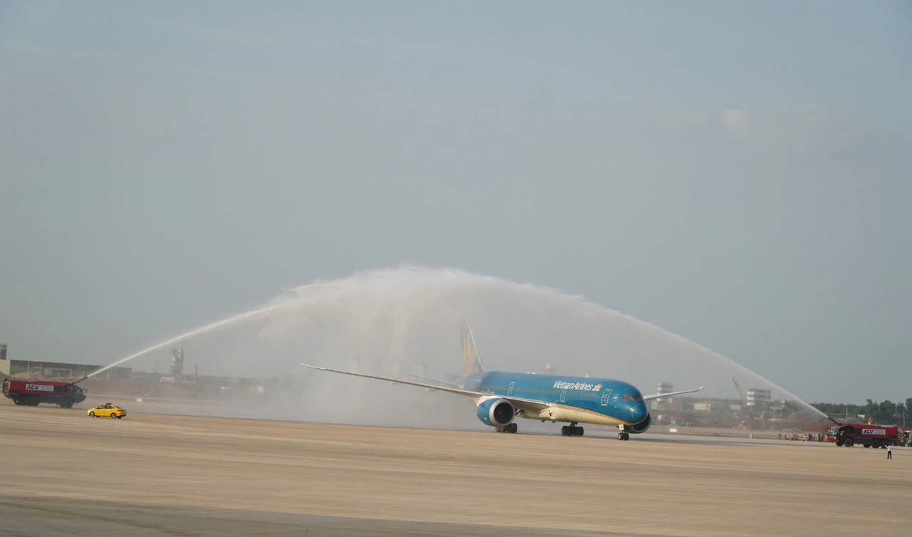 Hai xe phun v&ograve;i rồng ch&agrave;o đ&oacute;n m&aacute;y bay hạ c&aacute;nh an to&agrave;n. Ảnh: TN