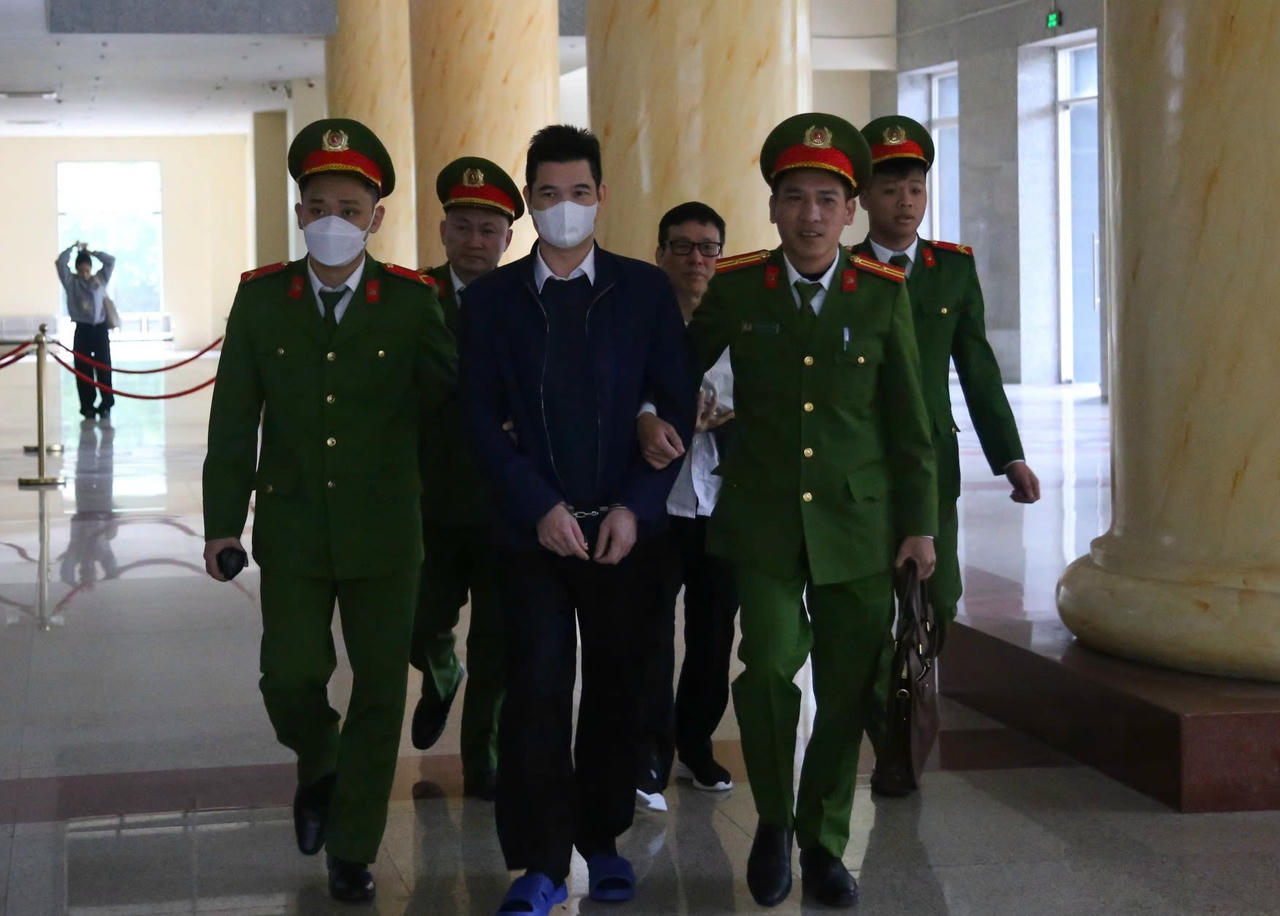 Dẫn giải bị c&aacute;o v&agrave;o ph&ograve;ng xử.