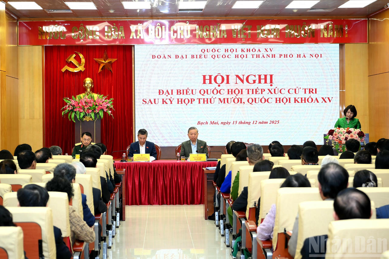 Quang cảnh hội nghị Đại biểu Quốc hội tiếp x&uacute;c cử tri TP H&agrave; Nội. Ảnh: nhandan.vn