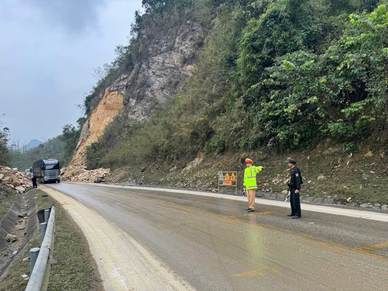 C&ocirc;ng an tỉnh Ph&uacute; Thọ hướng dẫn c&aacute;c phương tiện tham gia giao th&ocirc;ng an to&agrave;n qua khu vực xảy ra sự cố