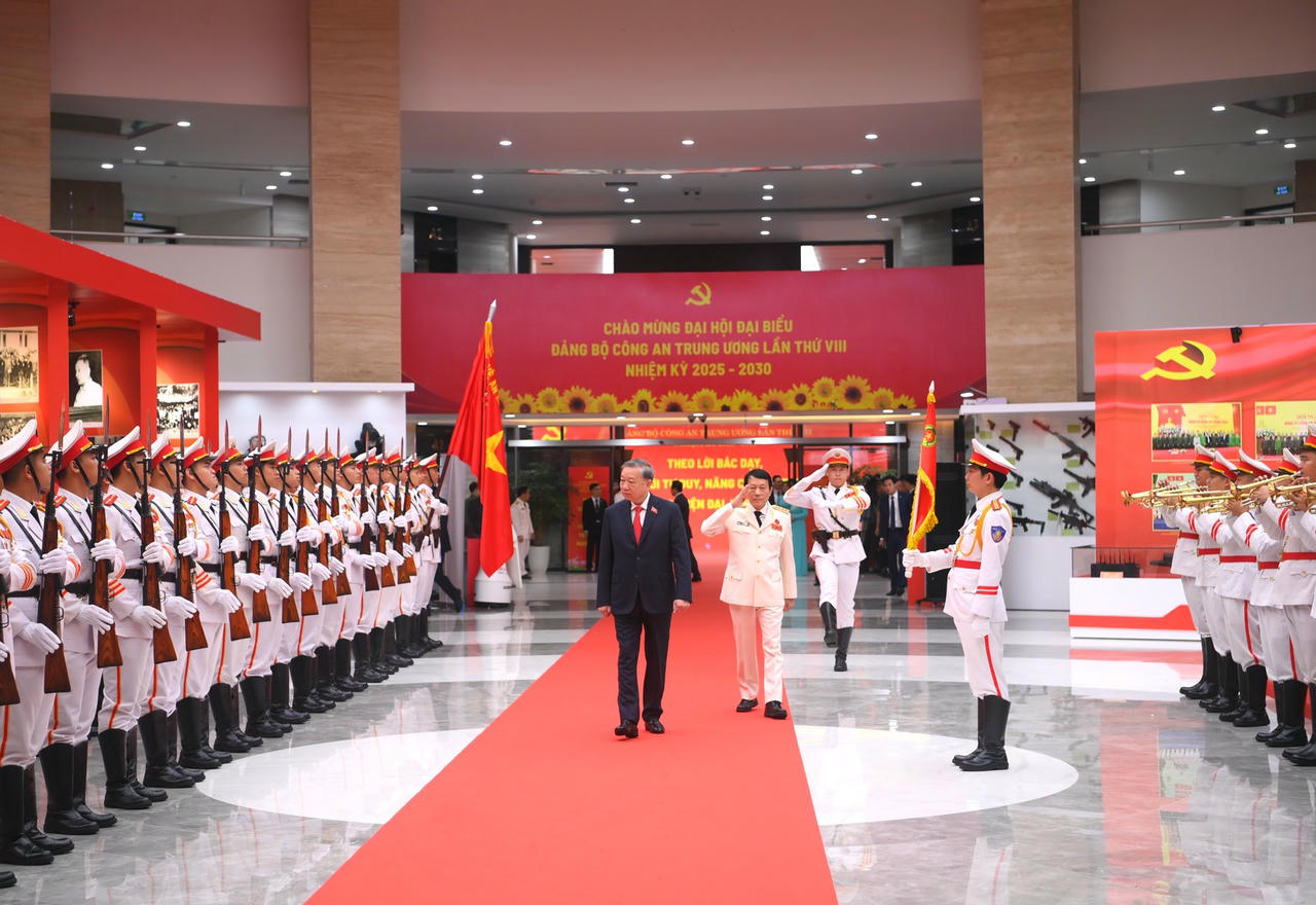 Tổng B&iacute; thư T&ocirc; L&acirc;m đến dự Đại hội đại biểu Đảng bộ CATW lần thứ VIII.