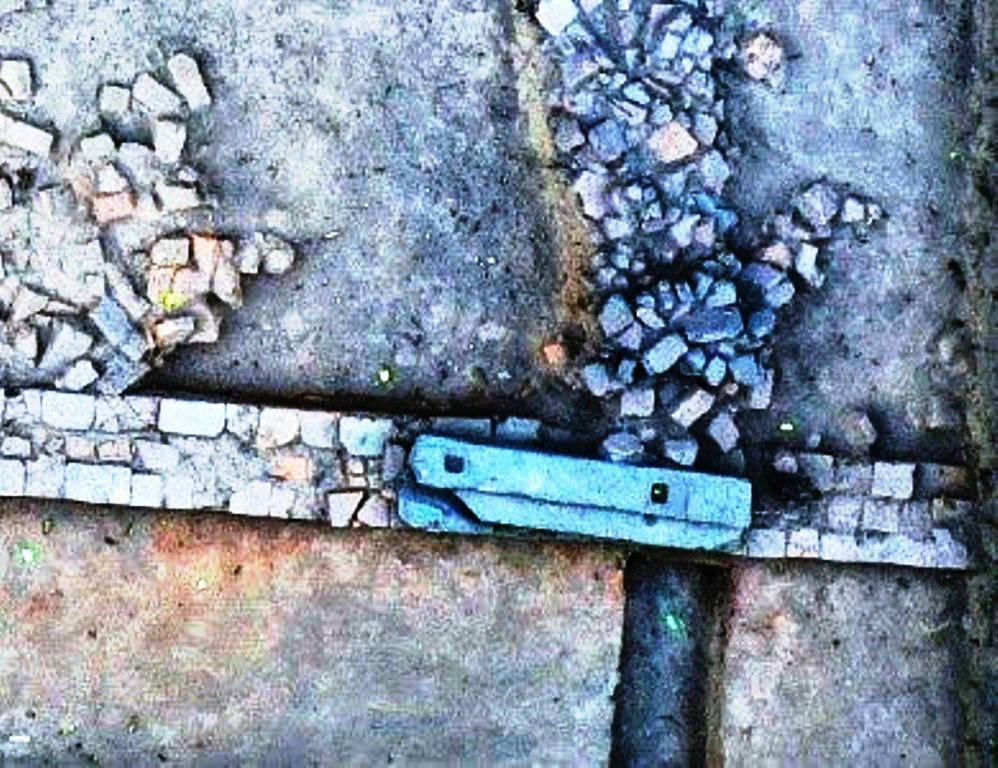 Dấu t&iacute;ch c&aacute;c cửa, cổng tr&ecirc;n tường ph&iacute;a đ&ocirc;ng đường dẫn.