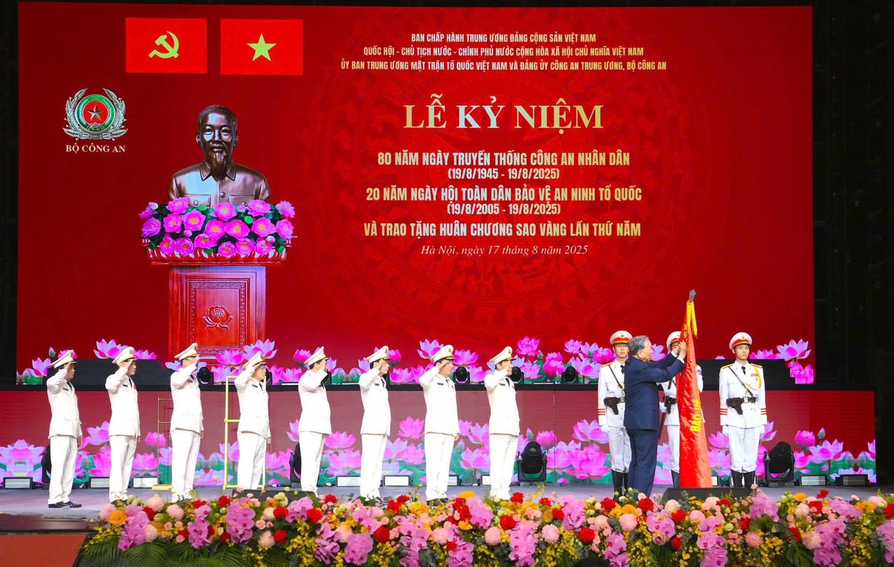 Tổng B&iacute; thư T&ocirc; L&acirc;m gắn v&agrave; trao Bằng Hu&acirc;n chương Sao v&agrave;ng lần thứ năm tặng lực lượng CAND tại Lễ kỷ niệm 80 năm Ng&agrave;y truyền thống CAND, 20 năm Ng&agrave;y hội to&agrave;n d&acirc;n bảo vệ an ninh Tổ quốc.