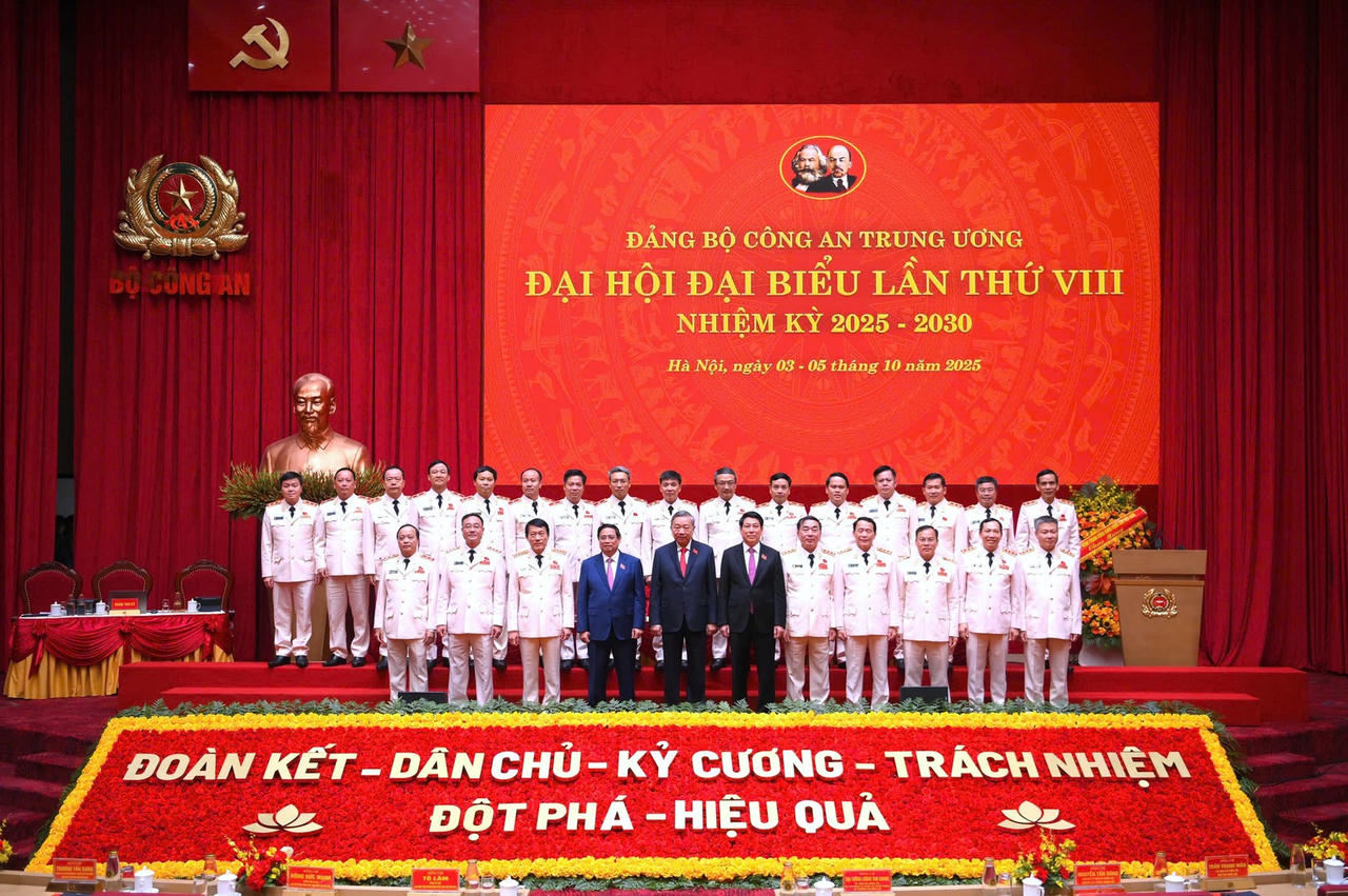 Tổng B&iacute; thư T&ocirc; L&acirc;m; Chủ tịch nước Lương Cường; Thủ tướng Ch&iacute;nh phủ Phạm Minh Ch&iacute;nh c&ugrave;ng c&aacute;c đồng ch&iacute; trong Đảng ủy CATW, l&atilde;nh đạo Bộ C&ocirc;ng an dự Đại hội đại biểu Đảng bộ CATW lần thứ VIII.