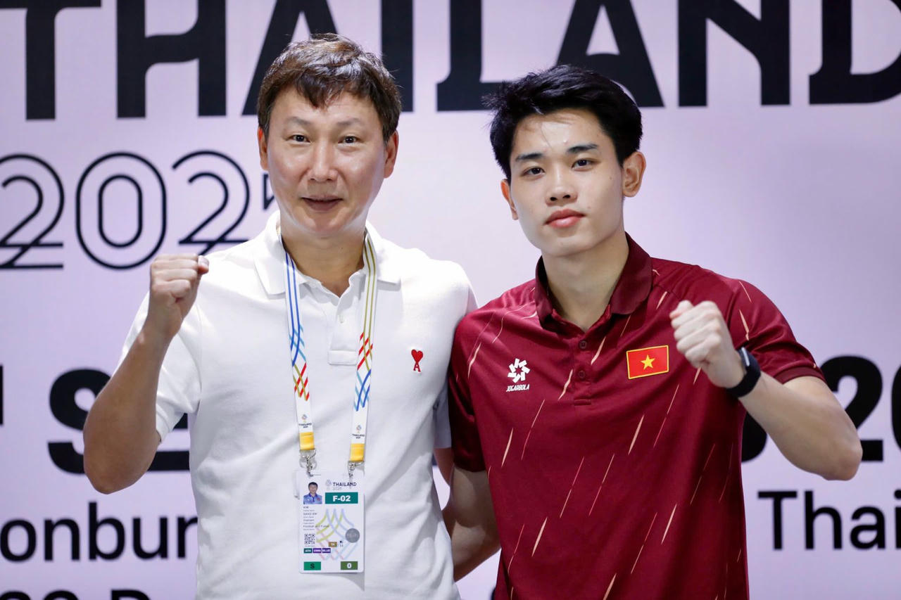 HLV Kim Sang Sik v&agrave; Đ&igrave;nh Bắc (Ảnh VFF)
