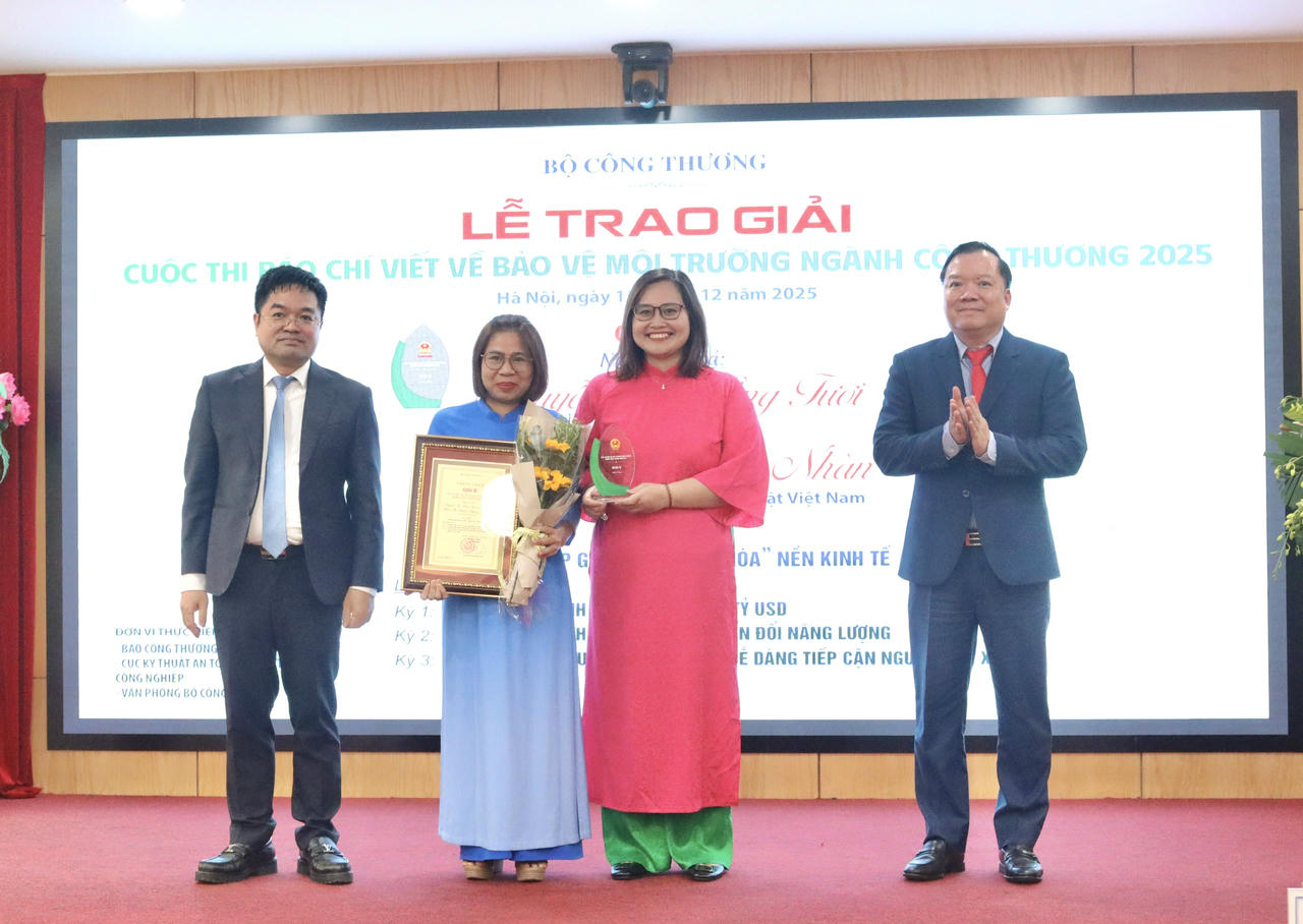 Nhóm tác giả Báo Pháp lu&acirc;̣t Vi&ecirc;̣t Nam giành giải B