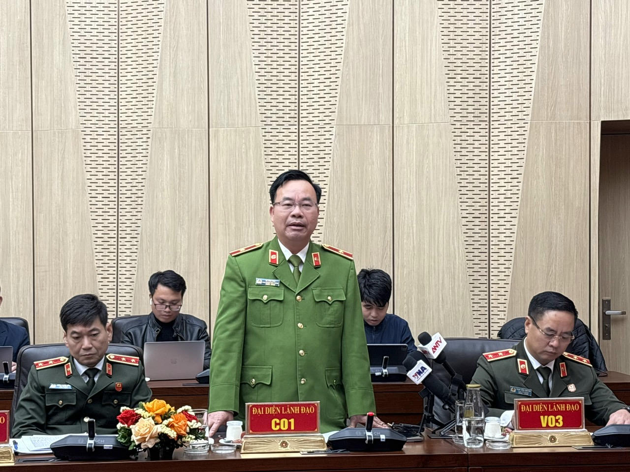 Thiếu tướng L&ecirc; Văn T&acirc;n, Ph&oacute; Ch&aacute;nh Văn ph&ograve;ng Cơ quan Cảnh s&aacute;t điều tra trả lời tại họp b&aacute;o.