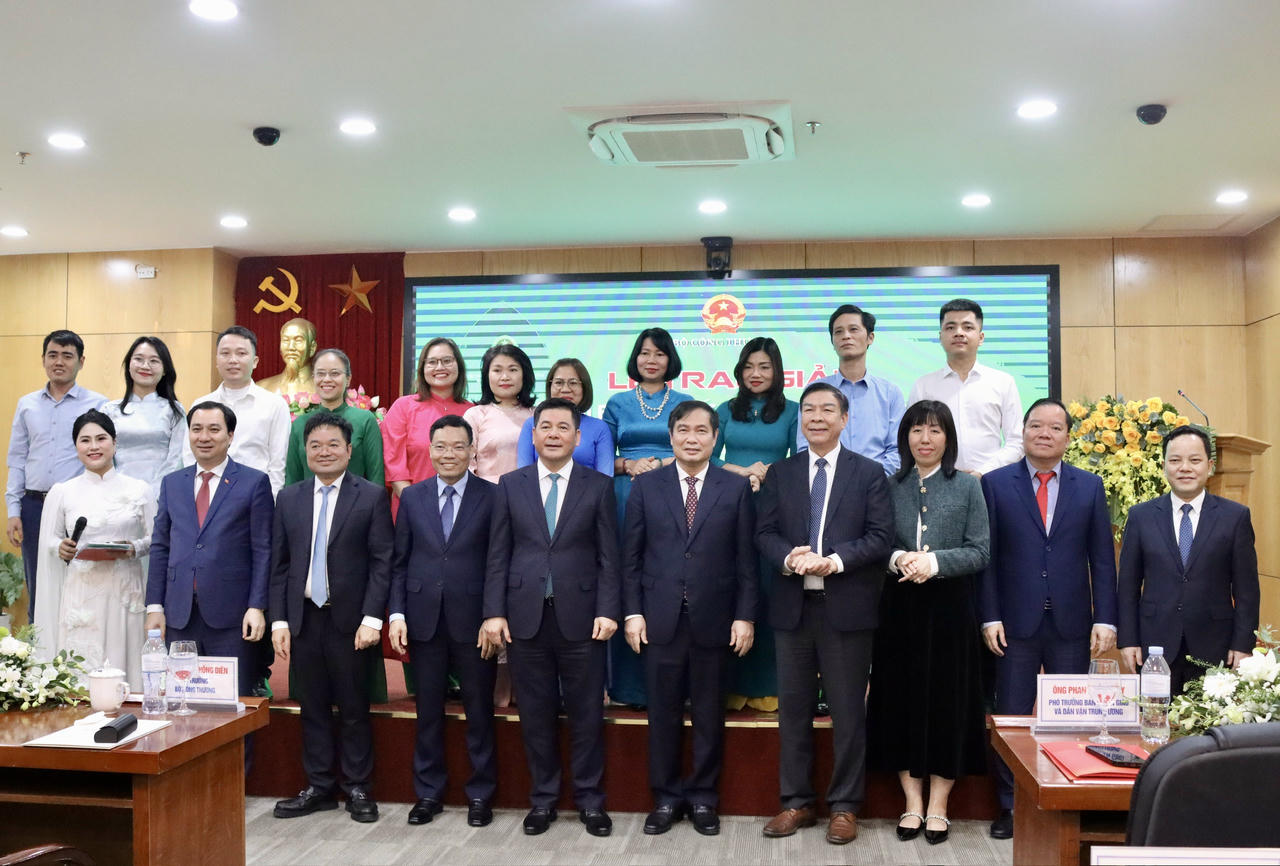 Ban T&ocirc;̉ chức và các tác giả, nhóm tác giả chụp ảnh lưu ni&ecirc;̣m. Ảnh PV