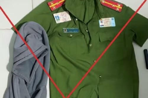 Trang phục đối tượng sử dụng khi giả danh c&ocirc;ng an.