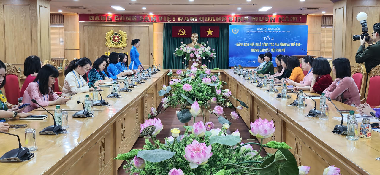 Phi&ecirc;n thảo luận tại Tổ 4.