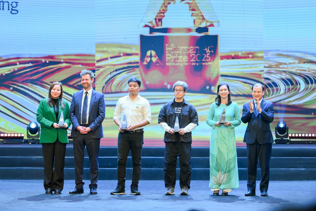 Đồng ch&iacute; Lại Xu&acirc;n M&ocirc;n - Ủy vi&ecirc;n Trung ương Đảng, Ph&oacute; Trưởng ban Thường trực Ban Tuy&ecirc;n gi&aacute;o v&agrave; D&acirc;n vận Trung ương trao giải thưởng Bền bỉ tới c&aacute;c dự &aacute;n (ảnh BTC).