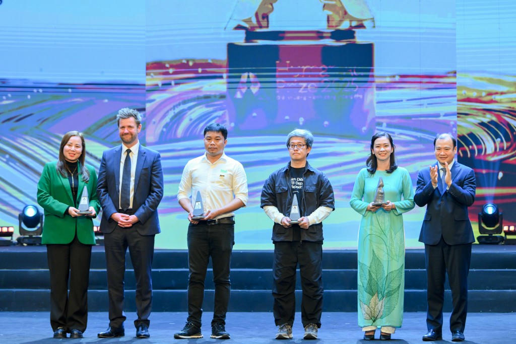 Đồng ch&iacute; L&ecirc; Hải B&igrave;nh - Ủy vi&ecirc;n Dự khuyết Trung ương Đảng, Thứ trưởng Thường trực Bộ Văn h&oacute;a, Thể thao v&agrave; Du lịch trao Giải Bền vững cho đại diện c&aacute;c dự &aacute;n (ảnh BTC).