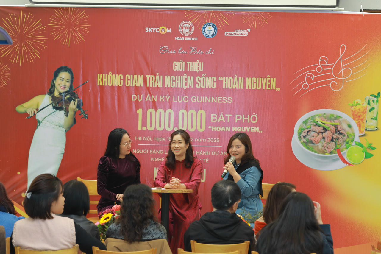 Ngo&agrave;i tặng 1 triệu b&aacute;t phở cho du kh&aacute;ch quốc tế, nghệ sĩ viola Quốc tế Nguyệt Thu c&ograve;n d&agrave;nh kinh ph&iacute; ủng hộ Quỹ Trẻ em Khuyết tật Việt Nam. (ảnh Lương Duy Tiến)