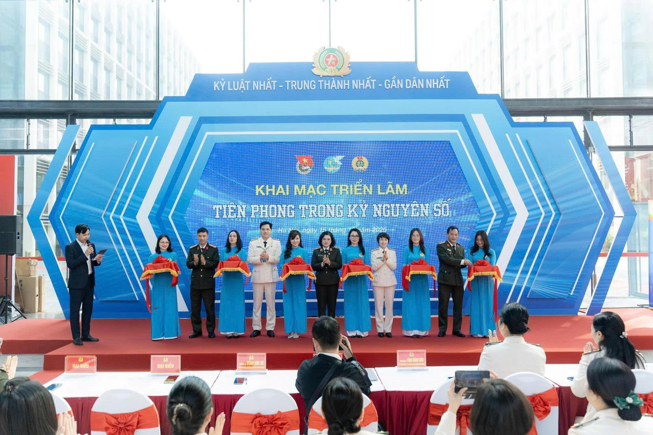 C&aacute;c đại biểu thực hiện nghi thức khai mạc Triển l&atilde;m.