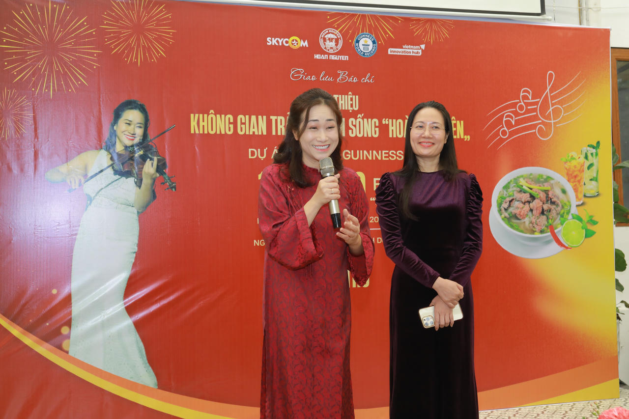Nghệ sĩ viola Quốc tế Thu Nguyệt sẽ tặng 1 triệu b&aacute;t phở cho du kh&aacute;ch nước ngo&agrave;i. (ảnh Lương Duy Tiến).
