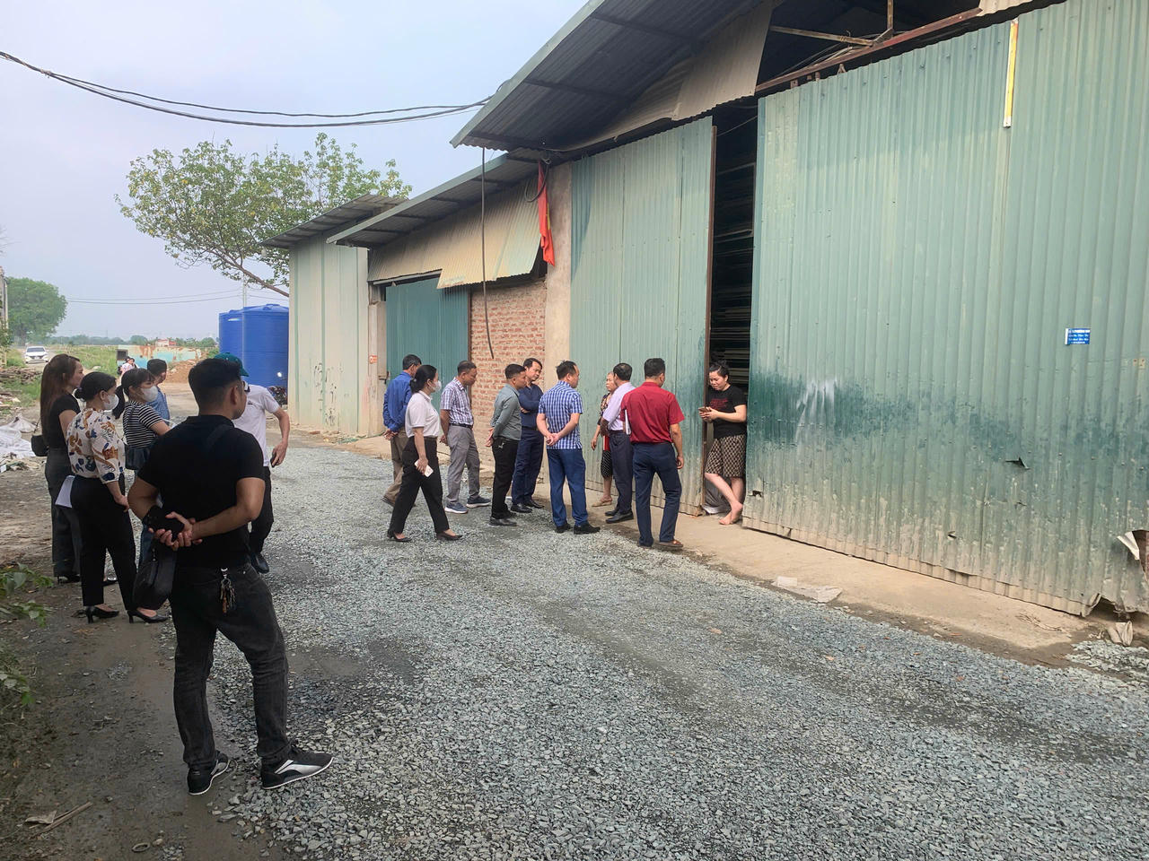 Ng&agrave;y 28/5/2025, Ban cưỡng chế thu hồi đất huyện Quốc Oai phối hợp với Đảng ủy, HĐND, UBND c&aacute;c ban ng&agrave;nh đo&agrave;n thể x&atilde; Cộng H&ograve;a (cũ), B&iacute;  thư Chi bộ, trưởng  ban c&ocirc;ng t&aacute;c mặt trận, trưởng c&aacute;c  th&ocirc;n  7,8,10,11,12 tổ chức tuy&ecirc;n truyền, vận động, đối thoại với c&aacute;c hộ gia đ&igrave;nh c&oacute; đất bị thu hồi. Ng&agrave;y 28/5/2025, Ban cưỡng chế thu hồi đất huyện Quốc Oai phối hợp với Đảng ủy, HĐND, UBND c&aacute;c ban ng&agrave;nh đo&agrave;n thể x&atilde; Cộng H&ograve;a (cũ), B&iacute; thư Chi bộ, trưởng ban c&ocirc;ng t&aacute;c mặt trận, trưởng c&aacute;c th&ocirc;n 7,8,10,11,12 tổ chức tuy&ecirc;n truyền, vận động, đối thoại với c&aacute;c hộ gia đ&igrave;nh c&oacute; đất bị thu hồi.