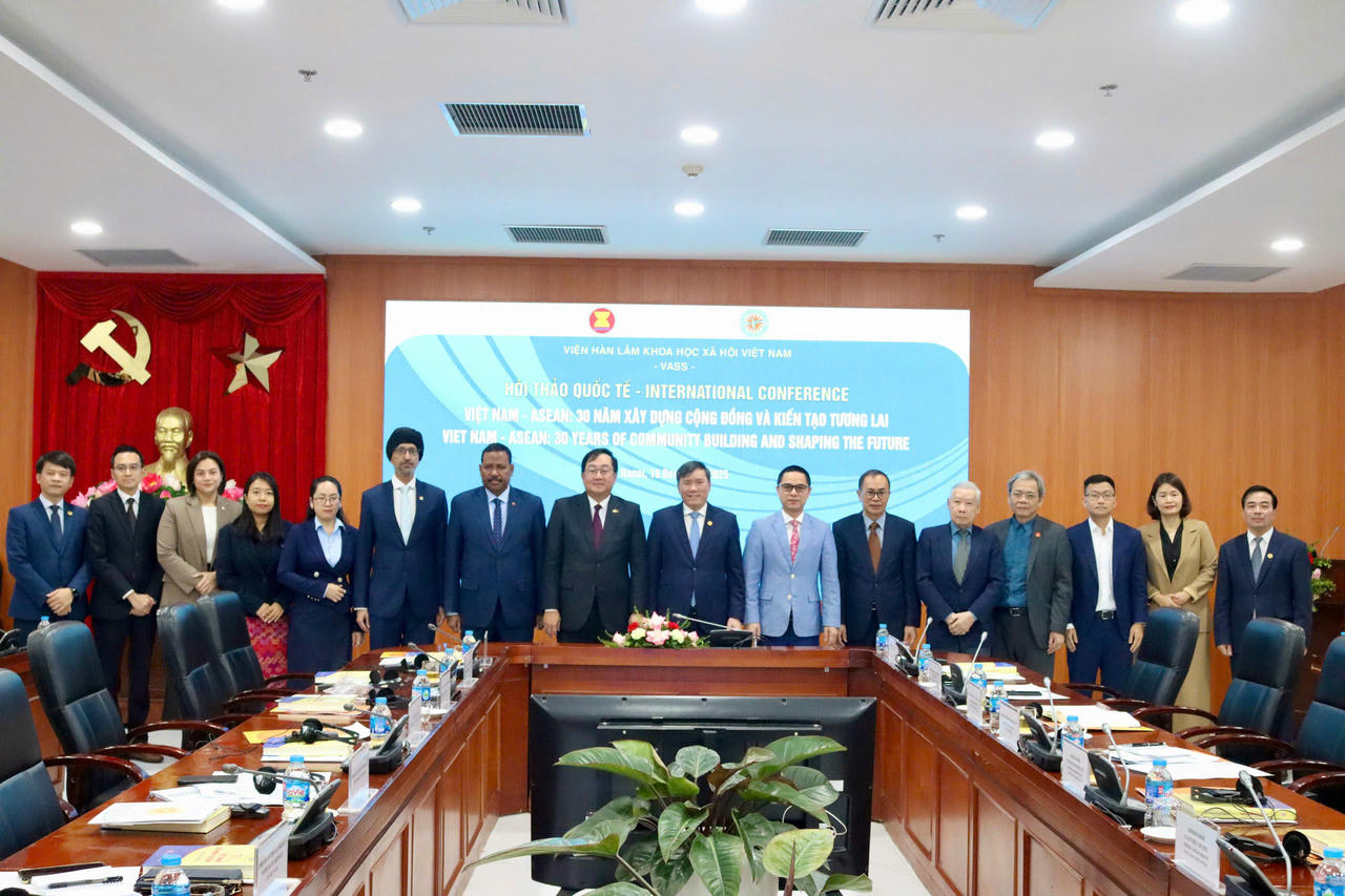 Các đại bi&ecirc;̉u chụp ảnh lưu ni&ecirc;̣m.