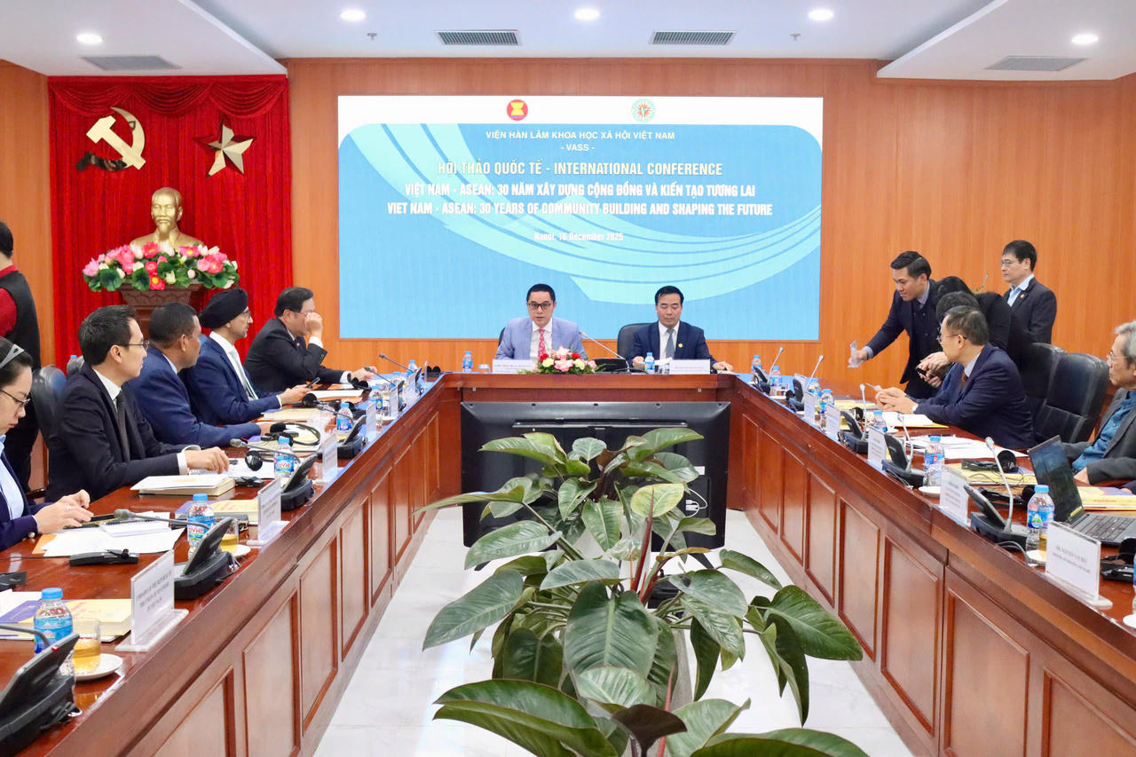 PGS.TS. Tạ Minh Tuấn, Phó Chủ tịch VASS v&agrave; TS. Nguyễn Xu&acirc;n Cường chủ trì Phi&ecirc;n 1