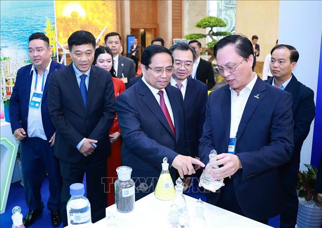 Thủ tướng Phạm Minh Ch&iacute;nh tham quan trưng b&agrave;y sản phẩm chuyển đổi xanh tại Diễn đ&agrave;n Kinh tế Việt Nam 2025, triển vọng 2026. Ảnh: Dương Giang/TTXVN