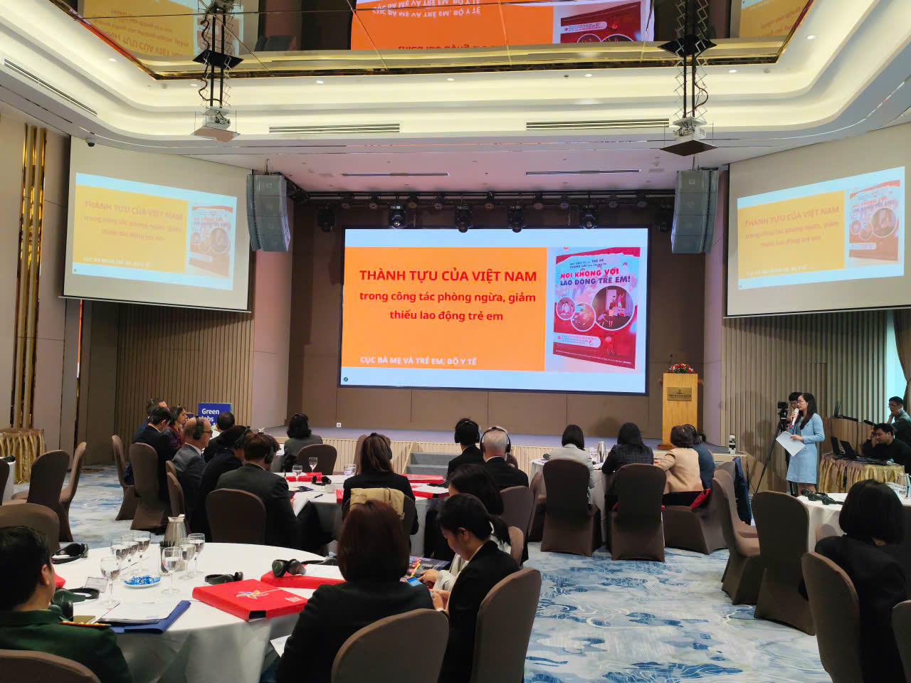 Đại diện Cục B&agrave; mẹ v&agrave; trẻ em, Bộ Y tế tr&igrave;nh b&agrave;y c&aacute;c số liệu, hoạt động li&ecirc;n quan đến c&ocirc;ng t&aacute;c ph&ograve;ng ngừa, giảm thiểu lao động trẻ em tại sự kiện ng&agrave;y 17/12/2025. (Ảnh PV)