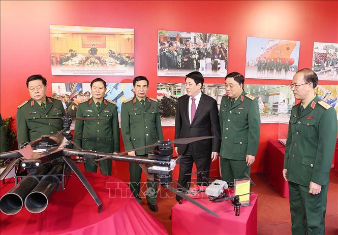 Chủ tịch nước Lương Cường v&agrave; đại biểu tham quan trưng b&agrave;y kh&iacute; t&agrave;i, thiết bị qu&acirc;n sự do Tổng cục C&ocirc;ng nghiệp Quốc ph&ograve;ng sản xuất. Ảnh: L&acirc;m Kh&aacute;nh/TTXVN.