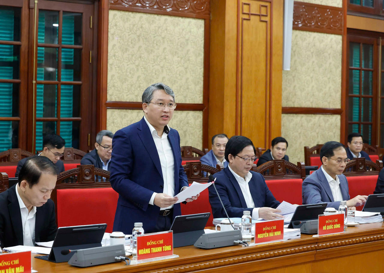 Bộ trưởng Bộ Tư ph&aacute;p Nguyễn Hải Ninh b&aacute;o c&aacute;o tại Phi&ecirc;n họp.
