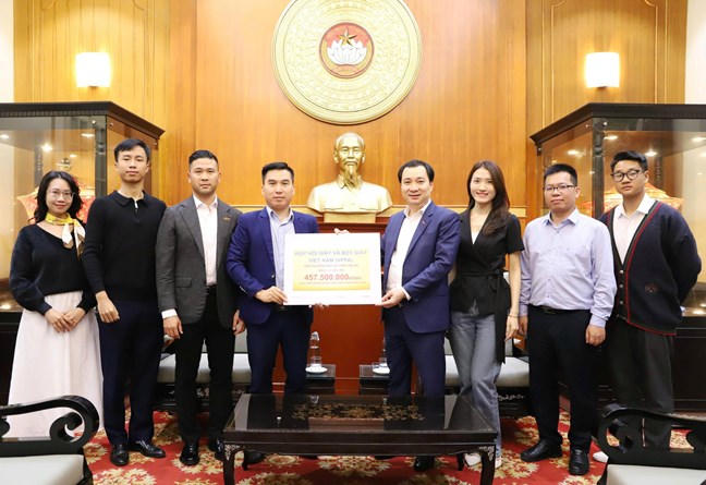 &Ocirc;ng Vũ Văn Tiến&amp;amp;nbsp; tiếp nhận ủng hộ từ Hiệp hội giấy v&agrave; bột giấy Việt Nam số tiền 457,5 triệu đồng. (Ảnh: Thế Quảng)