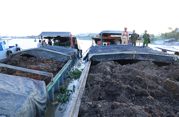 Đội Cảnh s&aacute;t đường thủy số 2 phối hợp C&ocirc;ng an x&atilde; B&igrave;nh Ho&agrave; kiểm tra  số kho&aacute;ng sản tr&ecirc;n c&aacute;c phương tiện