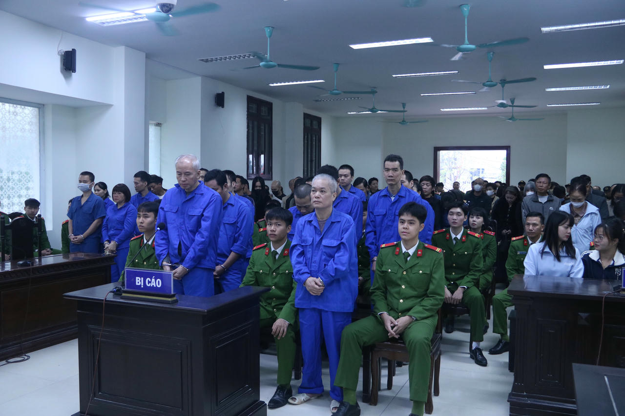 Bị c&aacute;o B&ugrave;i Quốc Tuấn (Bục khai b&aacute;o) v&agrave; c&aacute;c đồng phạm tại phi&ecirc;n x&eacute;t xử.